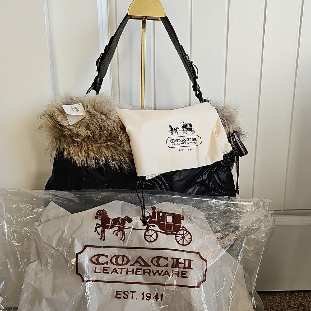 Coach 2010 NWT Hamptons Ski Fur XL Hobo Bag Coyote Fur Trim Quilted Black - Picture 11 of 16